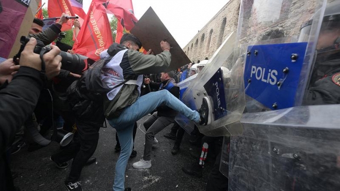 İstanbul'da izinsiz alanlarda gösteriye ve polise saldırıya 217 gözaltı
