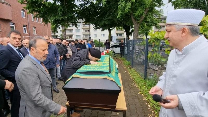 Almanya'da yangında ölen genç defnedildi

