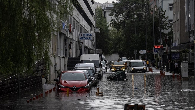 Ankara'da sağanak: Yollar göle döndü
